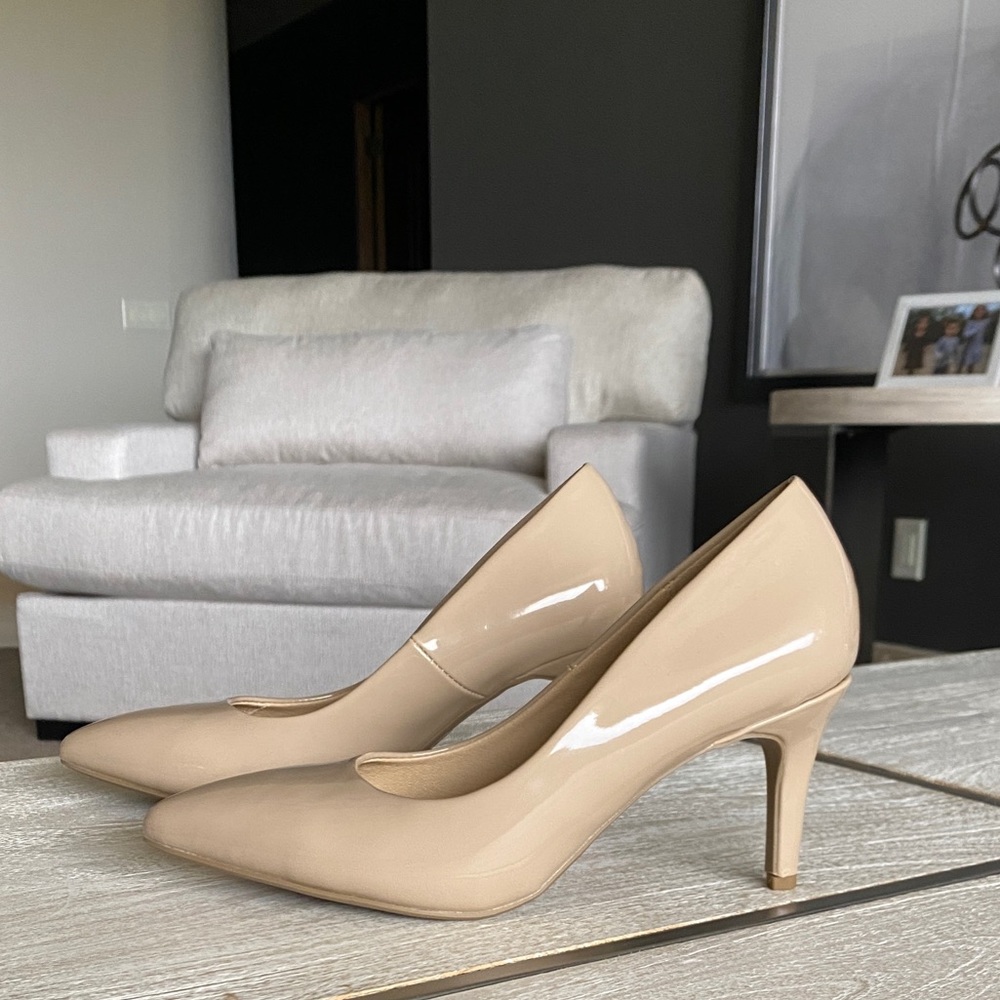 Tan Patent Medium Heel Pumps. Cushion Insole Size 7. NWOT